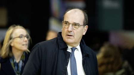 Jean Castex, ex-Premier ministre, en garde à vue pour détournement de fonds et faux en écriture L'ex-Premier ministre Jean Castex placé en garde à vue puis relâché, dans le cadre d'une enquête pour détournement de fonds publics, faux et usage de faux en écriture