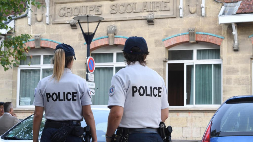 La France pour déployer la police dans les écoles pour des fouilles de sacs à spot à la suite de coups de couteau