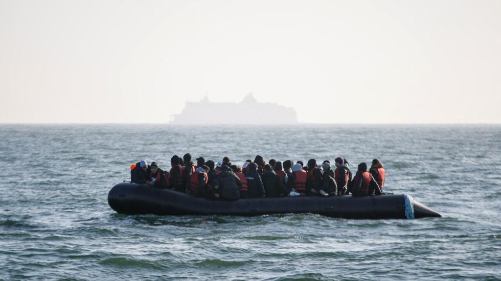 La police française arrête six personnes après que les corps des migrants trouvés sur la plage du nord