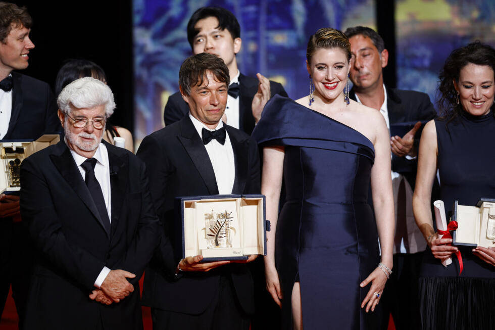 Le réalisateur Sean Baker (C), lauréat du prix Palme d'Or pour le film "Anora"Poses pour une photo à côté de George Lucas (L), Greta Gerwig (R), présidente du jury du 77th Cannes Festival 25 mai 2024. 