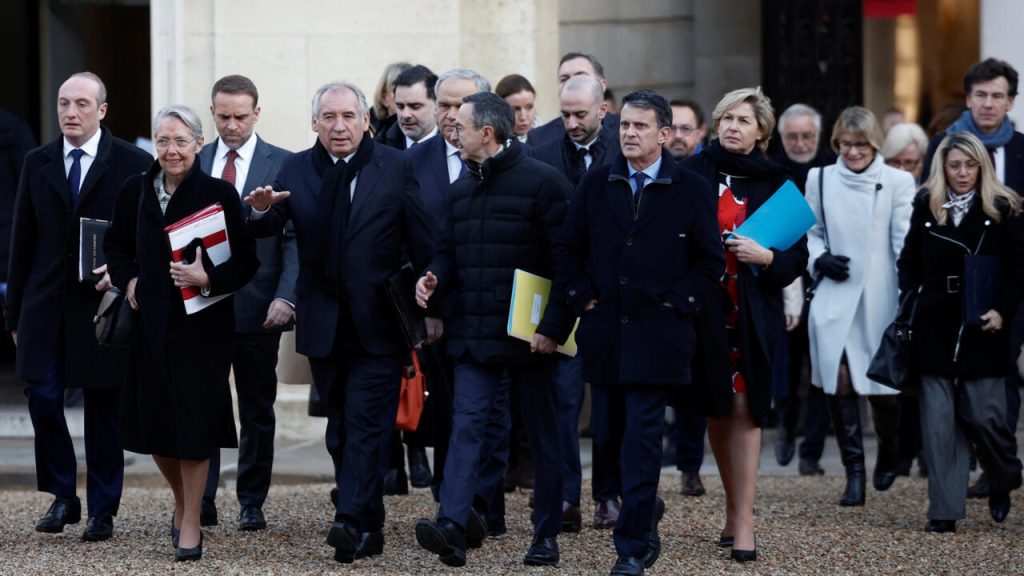 Le PM Bayrou rassemble les ministres pour les discussions sur l'immigration au milieu des tensions franco-algériennes