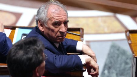Le Premier ministre Bayrou devait survivre à un vote sans confiance, mais les troubles politiques persistent