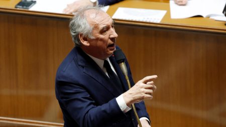 Le Premier ministre français Bayrou pour pousser le budget sans vote et faire face à la confiance