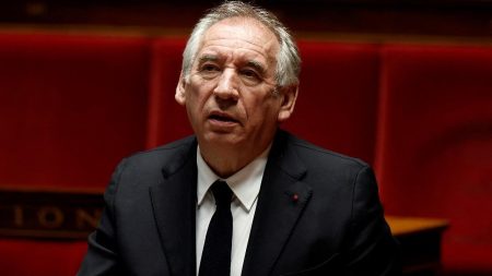 Le Premier ministre français pousse le budget, fait face au deuxième vote sans confiance en toute confiance
