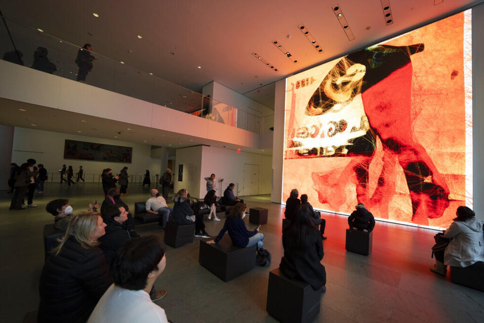 Les visiteurs regardent l'artiste Rebik Anadol's "Sans surveillance" Exposition au Museum of Modern Art, mercredi 11 janvier 2023, à New York. La nouvelle installation générée par l'AI est censée être une interprétation stimulante de la prestigieuse collection du New York City Museum.