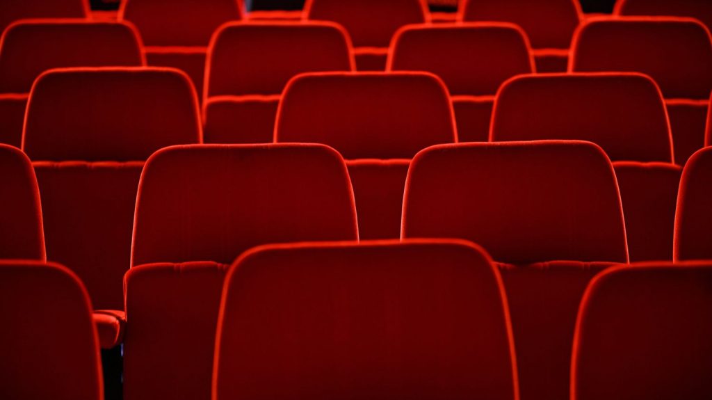 Pour éviter de perdre trop de temps avant que le film commence, un élu américain propose une loi pour mieux informer sur les horaires des films au cinéma
          Martin Looney, élu du Connecticut, propose une loi pour mieux informer les spectateurs sur l'heure exacte du début des films, en réponse à la frustration croissante face aux longues sessions de publicité dans les cinémas.