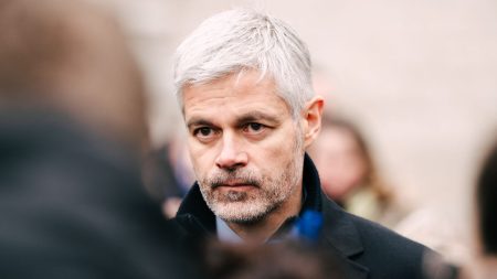 Les Républicains : refondation avec congrès, nouveau nom et statut de sympathisant avant 2027 Congrès, nouveau nom, statut de sympathisant… Comment Les Républicains veulent mener leur "refondation" à deux ans de l'élection présidentielle