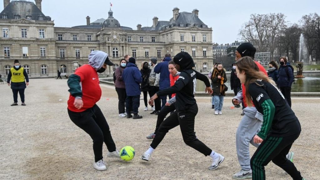 Les dos du Sénat français se déplacent pour interdire le foulard dans le sport