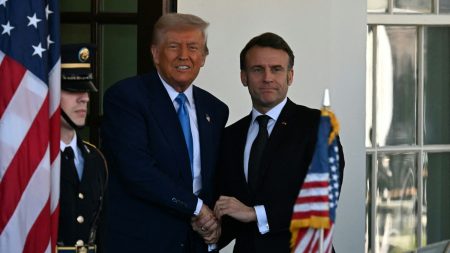 Macron: Trump doit défendre l’Ukraine, selon le député MoDem Bruno Fuchs avant la rencontre à Washington "Le président français a beaucoup d'arguments pour expliquer que l'intérêt de Donald Trump est de défendre l'Ukraine", affirme le député MoDem Bruno Fuchs
Emmanuel Macron rencontre son homologue américain à Washington pour évoquer plusieurs dossiers, dont la guerre en Ukraine.