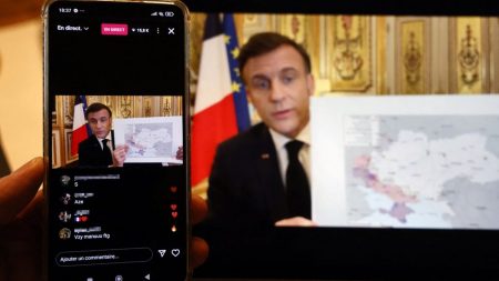 Macron cherche à s’imposer sur la scène européenne et nationale grâce à l’actualité internationale :
Édito
L'actualité internationale permet à Emmanuel Macron d'exister aussi sur la scène nationale
Alors que la Russie et les États-Unis s'écartent de l'Europe dans les négociations de la fin de la guerre en Ukraine, Emmanuel Macron cherche à s'imposer comme le leader de l'Europe. Par sa présence, il tente de regagner sa place sur la scène politique nationale.
