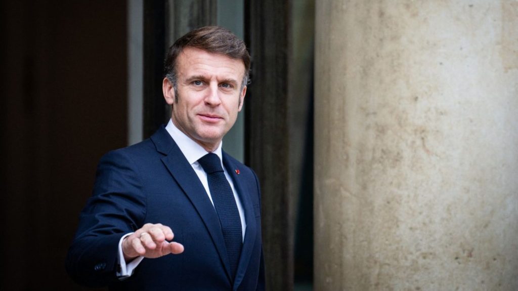 La cote de confiance d'Emmanuel Macron repart légèrement à la hausse, selon un sondage