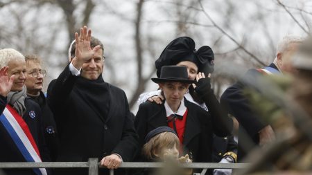 Macron interpellé lors d’un bain de foule à Colmar : « Jamais vu un foutoir pareil » " J'ai jamais vu un foutoir pareil" : Emmanuel Macron interpellé lors d'un bain de foule à Colmar