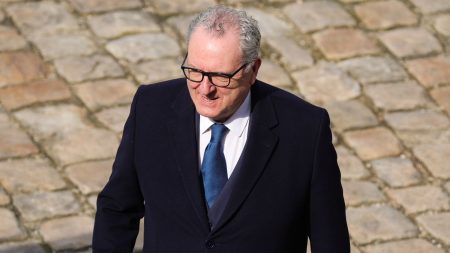 Macron veut Ferrand au Conseil constitutionnel : spécialistes craignent danger démocratique Emmanuel Macron souhaite porter Richard Ferrand à la tête du Conseil constitutionnel, un danger démocratique pour des spécialistes
Pour prendre la suite de Laurent Fabius, le chef de l'État pense à l'ancien président de l'Assemblée nationale dont il est très proche. Un choix qui risque d'affaiblir l'institution d'après des constitutionnalistes.
