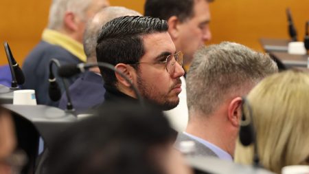 Le maire de La Penne-sur-Huveaune, mis en examen notamment pour viols, se rend au conseil de la métropole Aix-Marseille, l'opposition quitte la séance