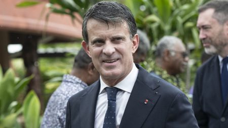 Manuel Valls interpellé par des loyalistes lors de sa visite en Nouvelle-Calédonie Manuel Valls a été interpellé par des manifestants loyalistes au début de sa visite en Nouvelle-Calédonie
