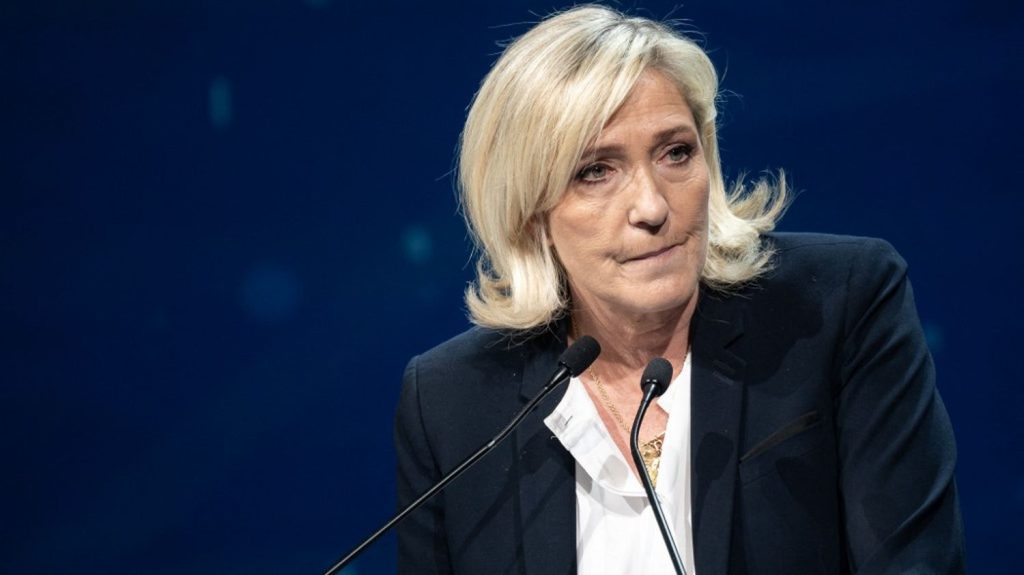 Marine Le Pen veut un référendum sur le droit du sol pour "arrêter de blablater"