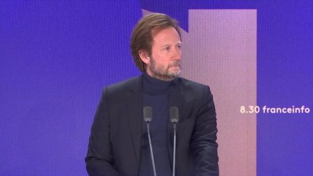 Motion de censure : Boris Vallaud (PS) renonce à voter « à contrecœur » Motion de censure : "C'est à contrecœur" que le socialiste Boris Vallaud ne votera pas la censure