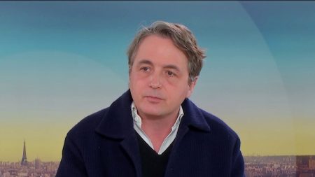 Motion de censure : un vrai suspense sous forte pression, selon un expert en communication politique Motion de censure : "C’est un vrai suspense (...) même s’il y a une forte pression à ne pas le faire", estime un spécialiste de la communication politique