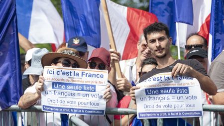 Nouméa : Manuel Valls hué par les Calédoniens, « pas d’accord, pas de discussion, pas d’avancement » :
Reportage
"Il n'y a pas d'accord, pas de discussion, pas d'avancement" : à Nouméa, Manuel Valls accueilli sous les huées des Calédoniens