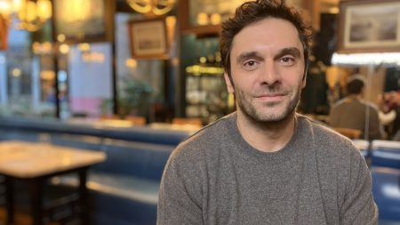 :
    Interview




  



  


  
  "C'est agréable de ne pas tout le temps s'agiter" : Pio Marmaï lâche prise avec son rôle de père veuf dans "L'Attachement"