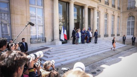 Présidentialite : obsession de 2027 agite la politique française, Retailleau face à Wauquiez :
Édito
La "présidentialite", la maladie qui fait des ravages dans la classe politique française
Du duel entre Bruno Retailleau et Laurent Wauquiez à droite, en passant par Gérald Darmanin qui relance l’idée d’une primaire du bloc central, tous semblent être focalisés sur la présidentielle de 2027.
