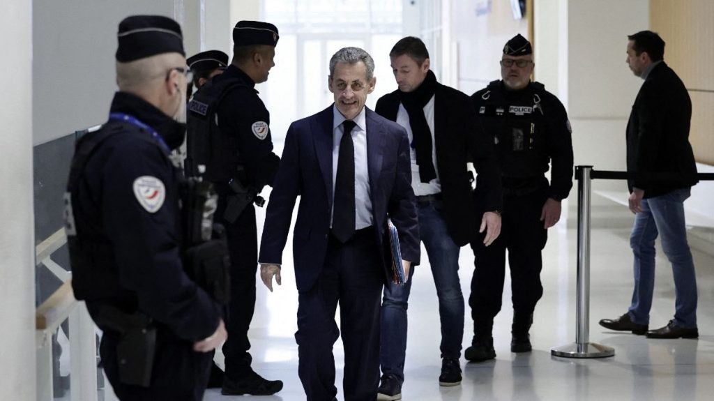 "Les innocents ont le droit de s'indigner" : à son procès, Nicolas Sarkozy nie en bloc tout financement libyen de sa campagne en 2007