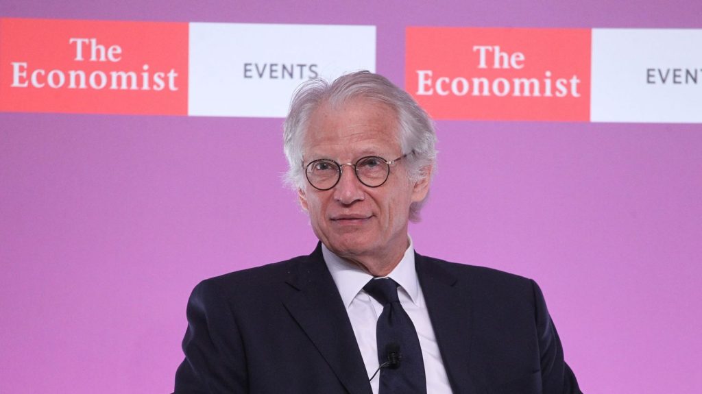 Guerre au Proche-Orient, Donald Trump, Algérie... autant de tribunes pour un retour en politique de Dominique de Villepin

          L'ancien Premier ministre est de tous les plateaux quand il faut parler international, notamment depuis le 7 octobre 2023 et l'attaque du Hamas en Israël. Il nourrit des ambitions dont il ne se cache pas et semble préparer son retour sur la scène politique.