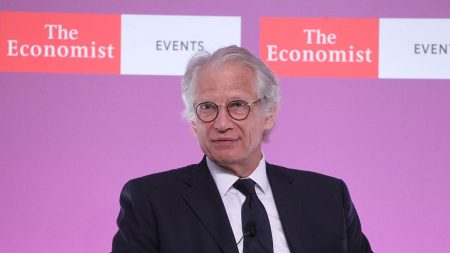 Proche-Orient, Trump, Algérie : De Villepin prépare son retour politique en tribune Guerre au Proche-Orient, Donald Trump, Algérie... autant de tribunes pour un retour en politique de Dominique de Villepin
L'ancien Premier ministre est de tous les plateaux quand il faut parler international, notamment depuis le 7 octobre 2023 et l'attaque du Hamas en Israël. Il nourrit des ambitions dont il ne se cache pas et semble préparer son retour sur la scène politique.