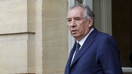Réforme des retraites : Bayrou victime des tensions politiques entre socialistes et Républicains ? :
Édito
Réforme des retraites : François Bayrou sera-t-il la victime collatérale de règlements de comptes en famille ?
Le début des négociations entre partenaires sociaux sur la réforme des retraites débute jeudi pour trois mois de discussions et le Premier ministre pourrait bien être lâché par les socialistes et les Républicains.