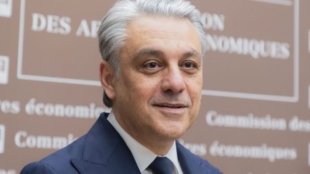 Renault : nouvelle voiture électrique européenne à moins de 20 000 euros :
le dernier publié
Renault va commercialiser une voiture électrique à moins de 20 000 euros fabriquée en Europe
Renault, sous la direction de Lucas de Meo, dévoile une petite voiture électrique fabriquée en Europe à moins de 20 000 euros pour concurrencer les modèles chinois. Après des résultats financiers solides en 2024, le constructeur se prépare à relever de nouveaux défis en 2025.
Diffusé le 21/02
2min