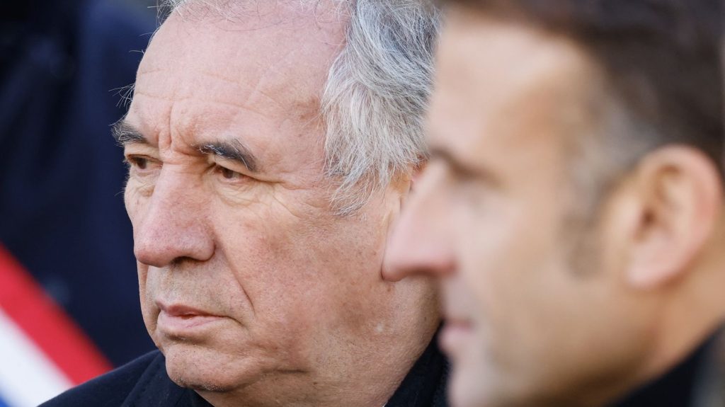 Retraites : le Premier ministre François Bayrou évoque un référendum, Emmanuel Macron temporise