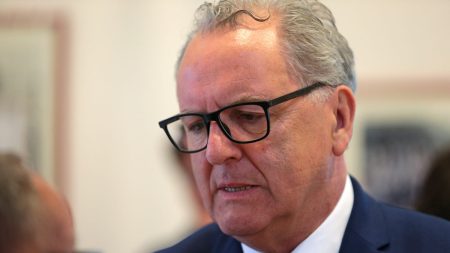 Sénateurs LR indécis sur la candidature de R. Ferrand au Conseil constitutionnel Proposition de Richard Ferrand au Conseil constitutionnel : "Ce n'est pas un bon candidat", selon le constitutionnaliste Benjamin Morel