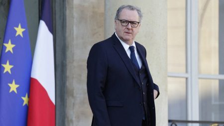 Richard Ferrand et Macron : Enjeu crucial pour la présidence du Conseil constitutionnel :
Édito
Conseil constitutionnel : Richard Ferrand joue gros, mais Emmanuel Macron aussi
Jour J très indécis pour Richard Ferrand: proposé par Emmanuel Macron pour présider le Conseil constitutionnel. S'il n'arrive pas à convaincre les parlementaires sa candidature sera retoquée. Une défaite pour lui, mais aussi pour le chef de l'État.