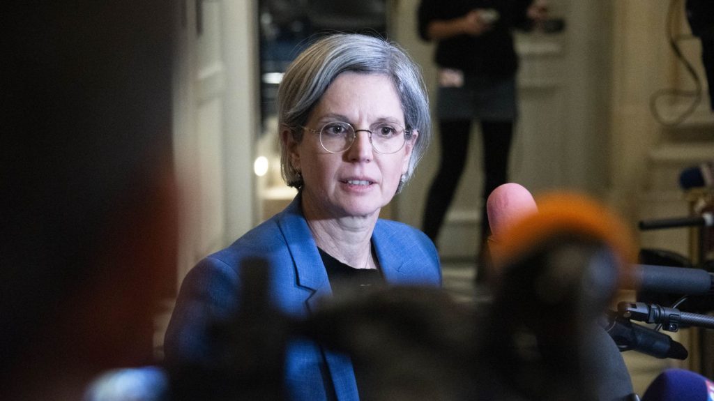 La députée Sandrine Rousseau attend une issue politique à l'affaire Julien Bayou, après son classement sans suite