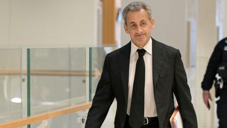 Sarkozy : droits, horaires de sortie, voyage avec bracelet électronique Horaires de sortie, voyage à l'étranger... Qu'a le droit de faire Nicolas Sarkozy depuis qu'il s'est vu poser un bracelet électronique ?