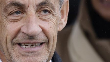 Sarkozy renonce aux médias après pose de bracelet électronique Nicolas Sarkozy annonce "renoncer à toute expression médiatique", après sa pose de bracelet électronique