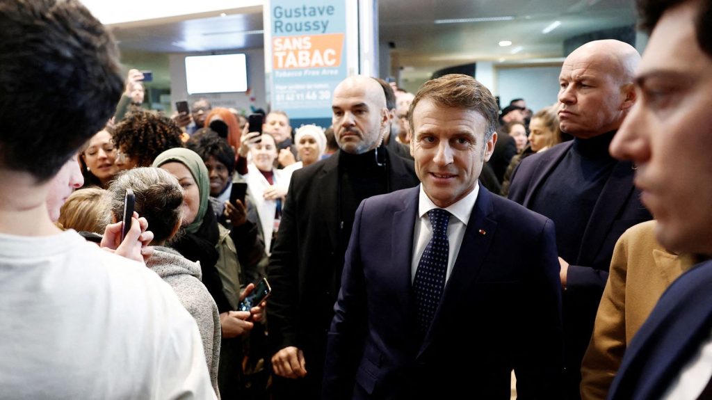 Scandale des eaux en bouteille Nestlé : Emmanuel Macron affirme qu'il n'y a eu ni "entente" ni "connivence avec qui que ce soit"