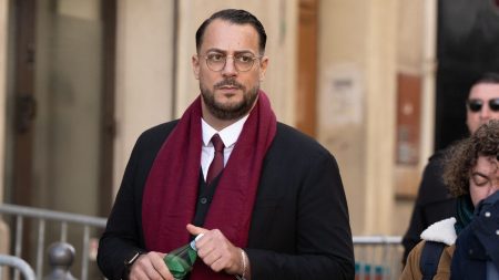 Sébastien Delogu condamné à 5 000 € d’amende pour violences lors d’un blocus à Marseille Le député Sébastien Delogu condamné à 5 000 euros d'amende pour des violences lors d'un blocus d'un lycée à Marseille