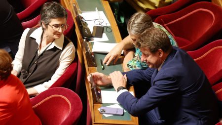 Sénatrice écologiste démissionne, « choquée » par la gestion de l’affaire Julien Bayou Une sénatrice écologiste quitte son parti, "choquée" par le traitement de l'affaire Julien Bayou