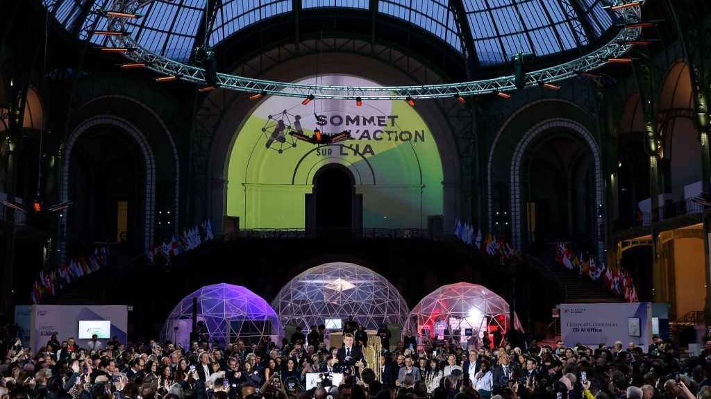 Sommet de l'intelligence artificielle : on vous explique pourquoi la bataille de "l'open source" menée par la France agite le secteur de l'IA