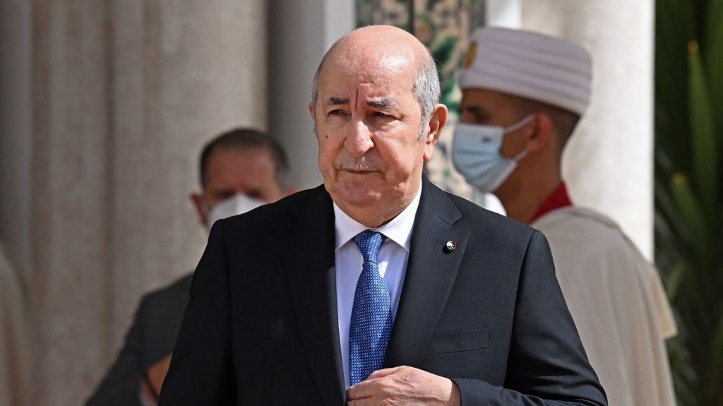 Le président algérien Abdelmajid Tebboune met en garde contre une "irréparable séparation" avec la France

          Après six mois de crise diplomatique entre Paris et Alger, Abdelmajid Tebboune livre sa version des faits dans un entretien fleuve au quotidien "L'Opinion". Une entrevue ou le chef d'État ne ferme pas la porte au dialogue, mais estime que la balle est dans le camp de la France.