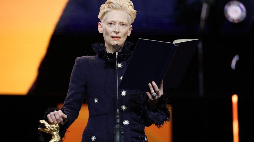 "L'inhumain est perpétré sous nos yeux. Je suis libre de le dire" : Tilda Swinton ouvre une Berlinale placée sous le signe de la "résistance"