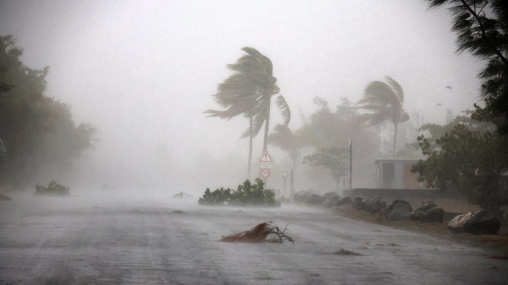 Le nombre de morts cyclones atteint quatre sur l'île française ravagée