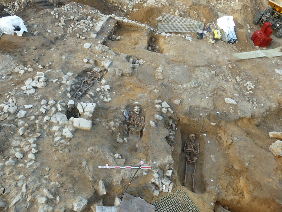 Parmi les tombes découvertes sur Ile de Ré, des fours à cloche du 13ème siècle peuvent être vus au centre.