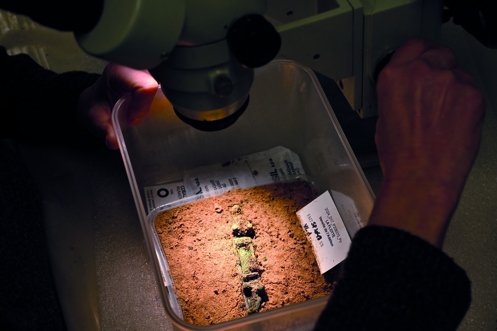 Examen sous une landue binoculaire d'une ceinture en alliage de cuivre au laboratoire Arc'antitique de Nantes.