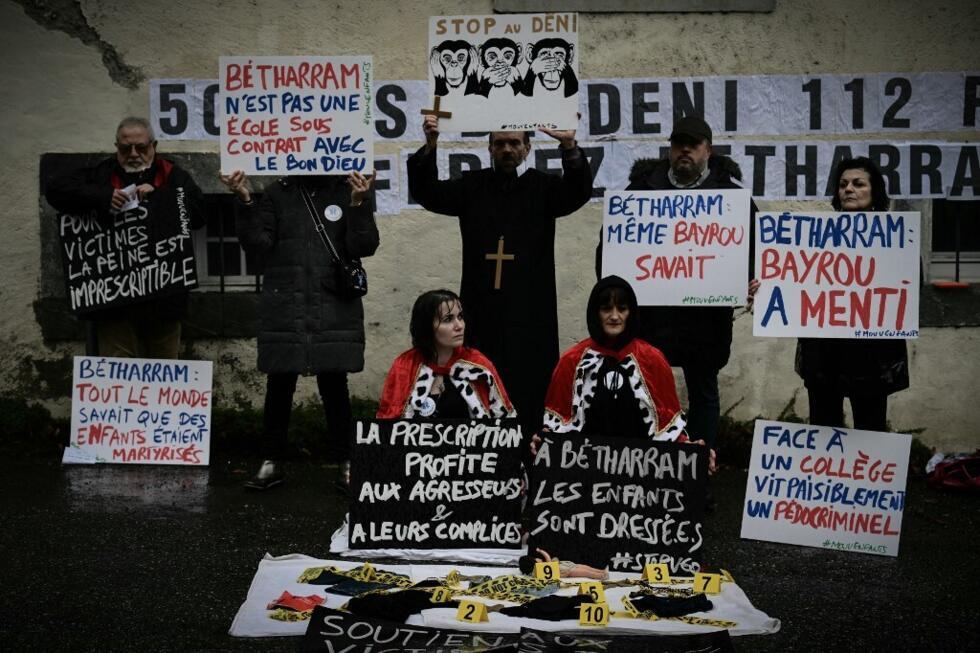 Les membres de l'Association Mouv'enfants démontrent en dehors du complexe catholique du pensionnat à Lestelle-Betharram le 12 février, dénonçant le «refus» de l'institution d'au moins 150 allégations d'abus sexuels contre son personnel.