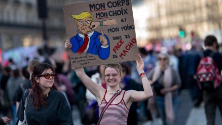 Streets de la foule française pour les rallyes de la Journée internationale de la femme