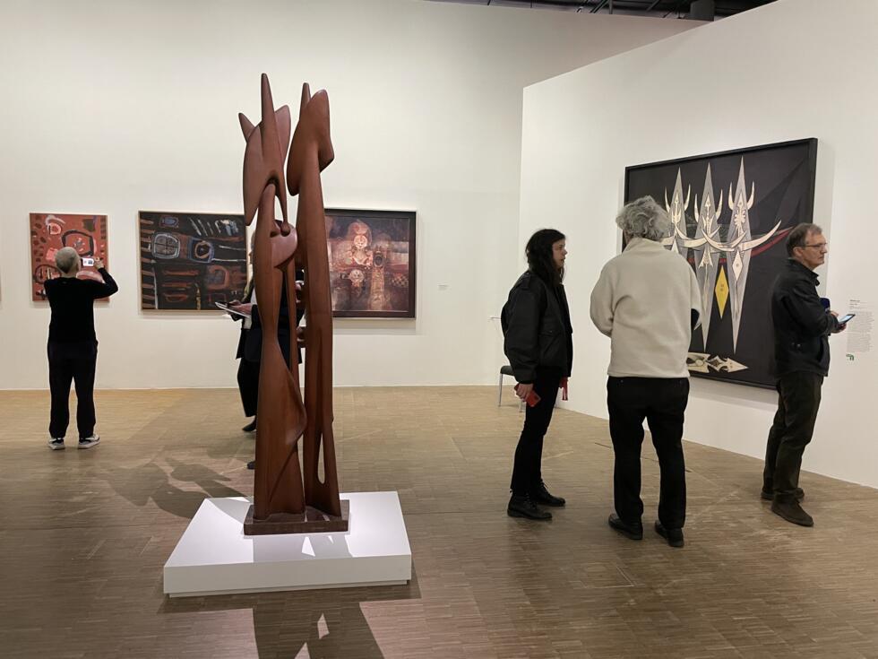 Les visiteurs voient le travail du peintre cubain pionnier Wifredo Lam à «Paris Noir».