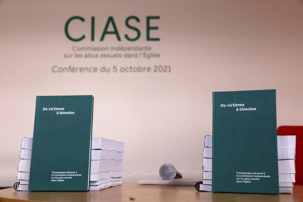 Une image montre des copies du rapport affichées sur une table lors de la publication d'un rapport par une commission indépendante en abus sexuelle par les responsables de l'Église (CIASE), le mardi 5 octobre 2021 à Paris.