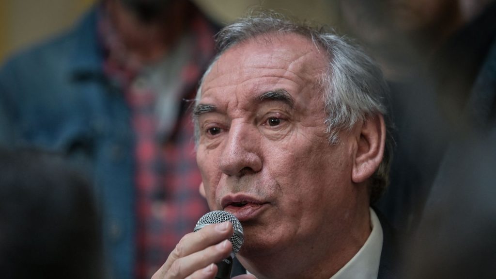 Affaire Bétharram : un conseil municipal tendu à Pau en présence de François Bayrou, l'opposition réclame la démission du maire